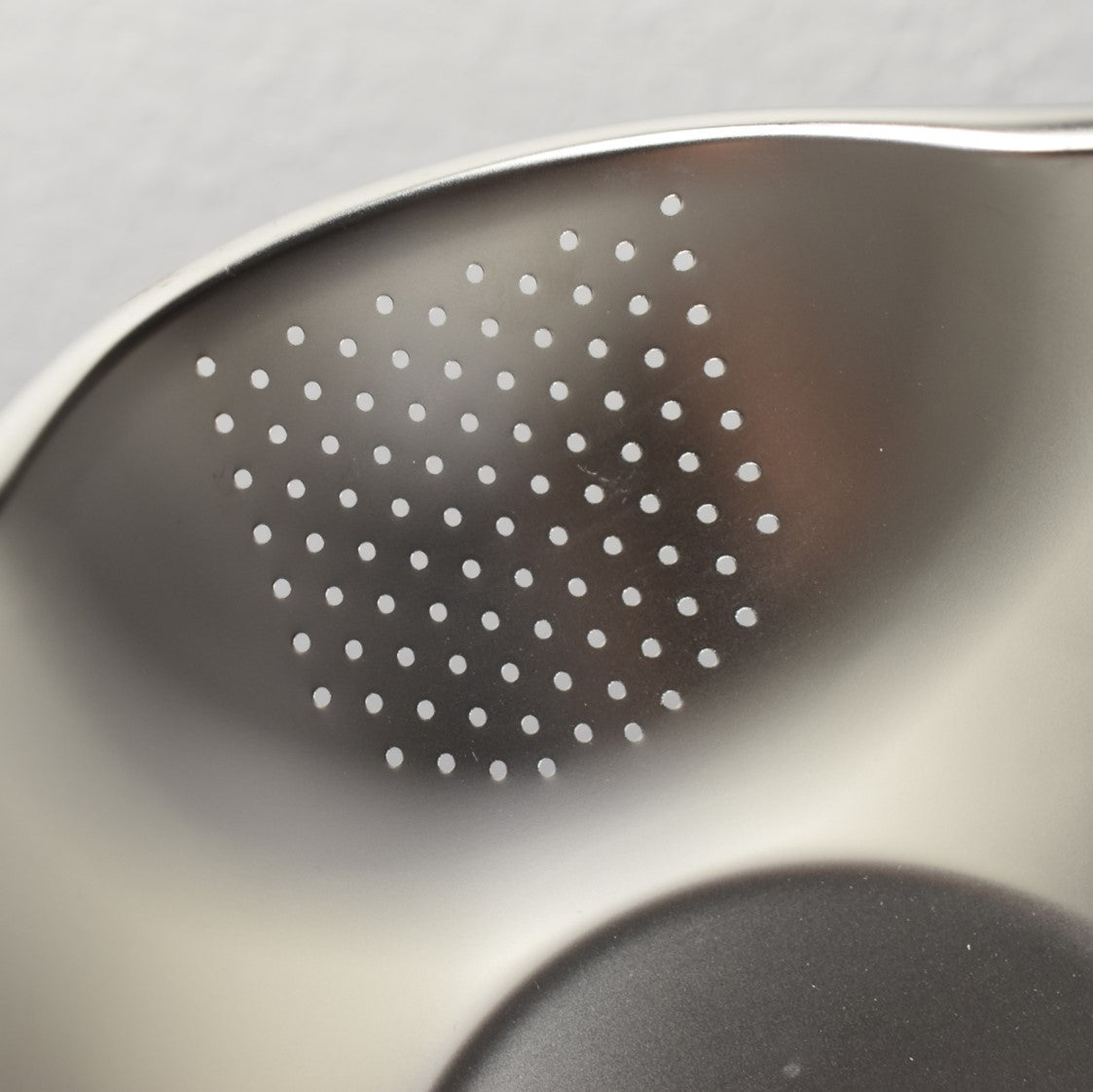 Schüssel mit integriertem Sieb Detail