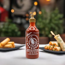 Lade das Bild in den Galerie-Viewer, Flying Goose Sriracha mit Knoblauch Stillife
