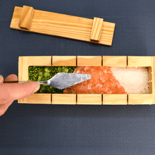 Load image into Gallery viewer, Gepresste Oshi Sushi einfüllen
